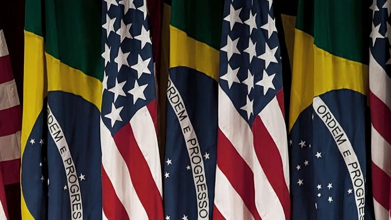Bandeiras dos Brasil e dos Estados Unidos
