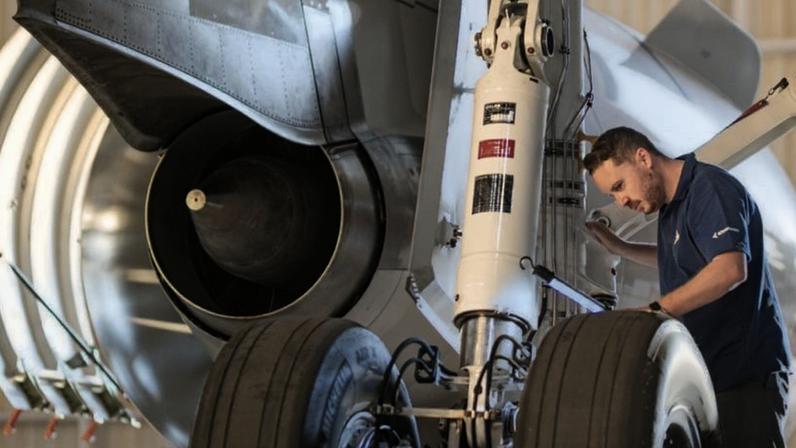 Material de pesquisadores da Unicamp tem alta resistência mecânica e boa ductilidade –propriedades difíceis de conciliar em ligas metálicas estruturais.na imagem, manutenção de aeronave da Embraer