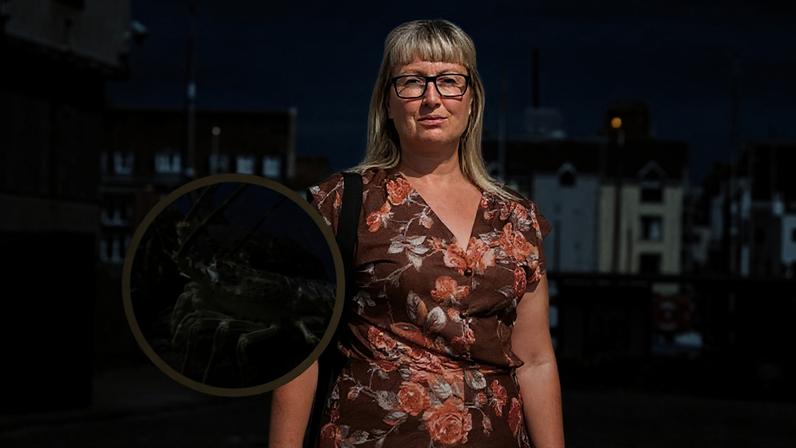 Emma Smart retirou o crustáceo de um restaurante que fica no porto de Weymouth, na Inglaterra
