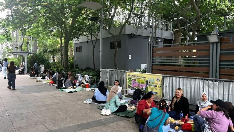 Na imagem, empregadas domésticas na rua em Hong Kong durante seu dia de folga