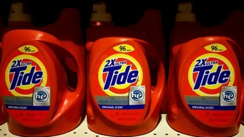 Detergente Tide, um produto da Procter & Gamble (P&G), exibido em uma prateleira de uma loja em Tempe, Arizona, em 29 de outubro de 2009