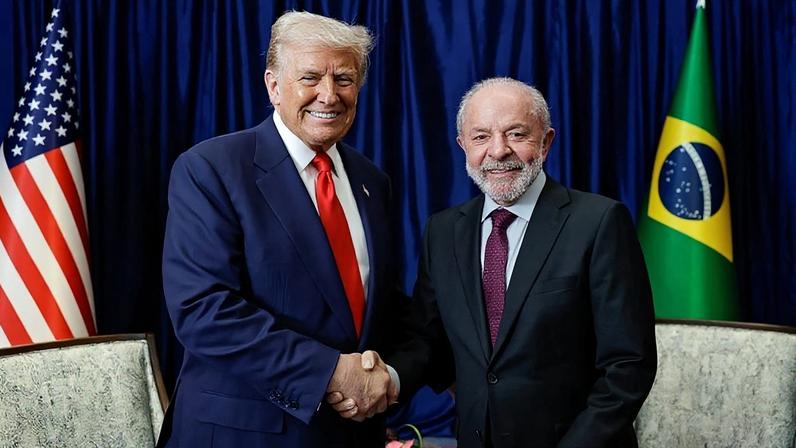 Na imagem, os presidentes Donald Trump (à esq.) e Lula (à dir.) em encontro na Malásia que marcou a retomada das tratativas entre os países