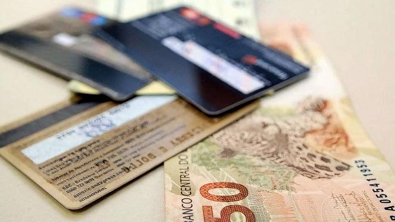 Renda disponível do brasileiro para consumo é cada vez menor
