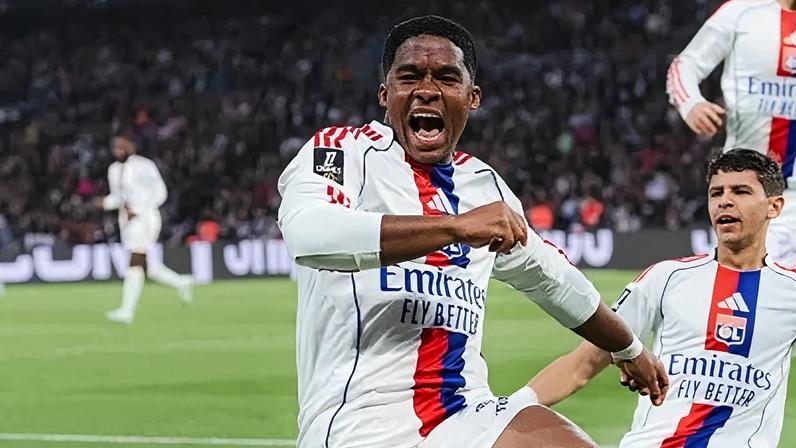Endrick celebra gol pelo Lyon no Campeonato Francês