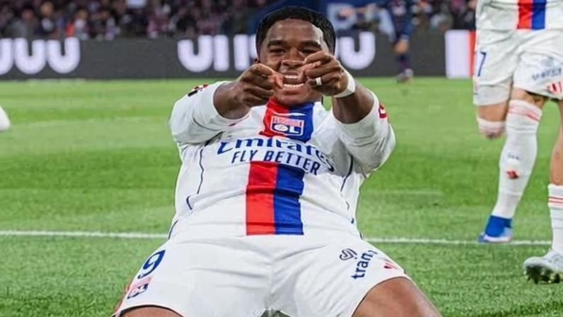 Endrick comemora gol marcado pelo Lyon contra o PSG no Campeonato Francês
