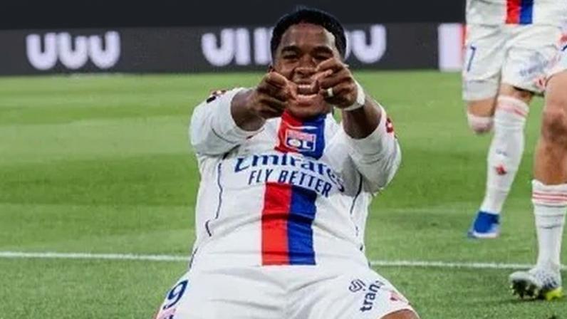 Endrick celebra seu gol marcado na vitória do Lyon sobre o PSG pela Ligue 1