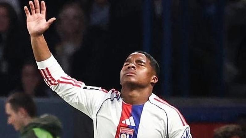 Endrick, do Lyon, comemora gol contra o PSG, pelo Campeonato Francês