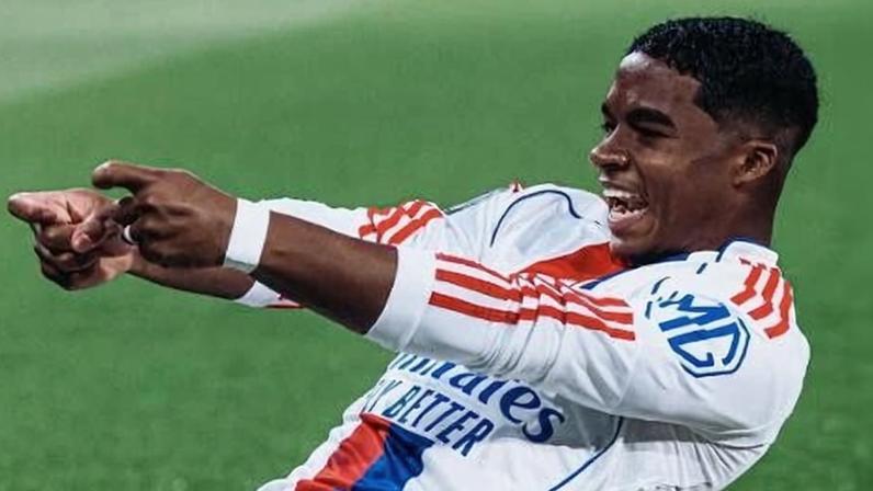 Endrick, do Lyon, comemora gol contra o PSG, pelo Campeonato Francês