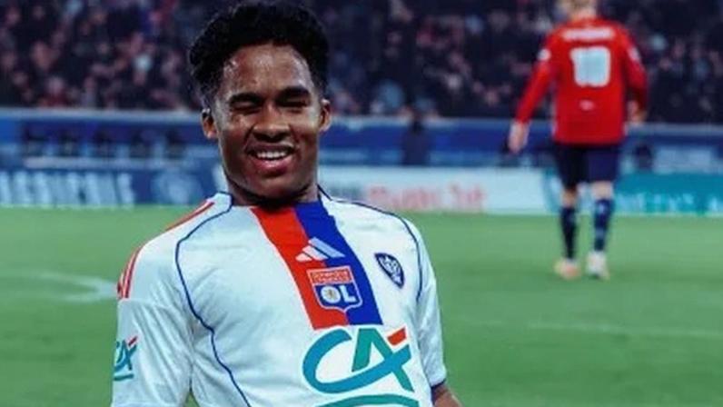 Endrick celebra seu primeiro gol pelo Lyon, na partida contra o Lille