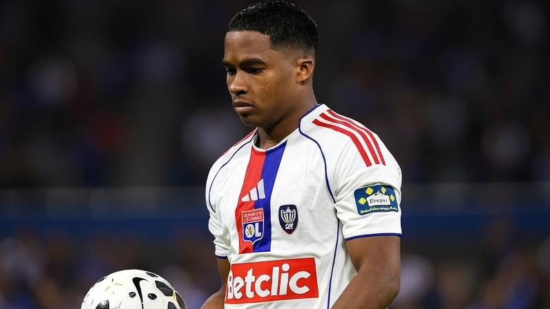 Endrick se prepara para bater pênalti pelo Lyon, nas quartas de final da Copa da França, contra o Lens