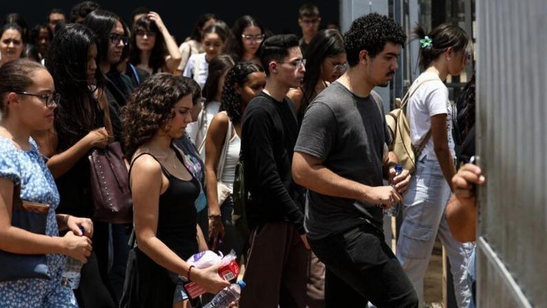 Na imagem, candidatos comparecem a local de prova para realização do Enem 2025, em Brasília (DF)
