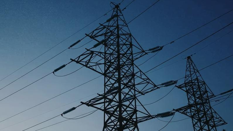 Brasileiro ficou em média, 9 horas sem energia elétrica em 2025. (Foto: Unsplash)