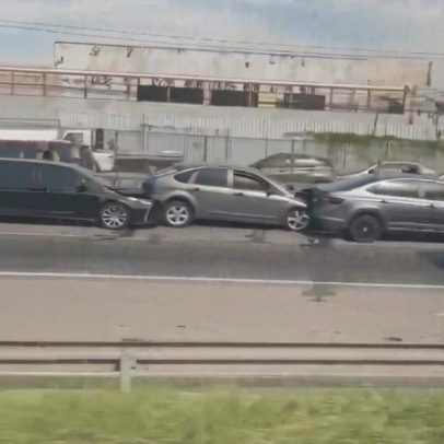 Engavetamento com 11 carros e viatura da PM fere policial na Niterói-Manilha