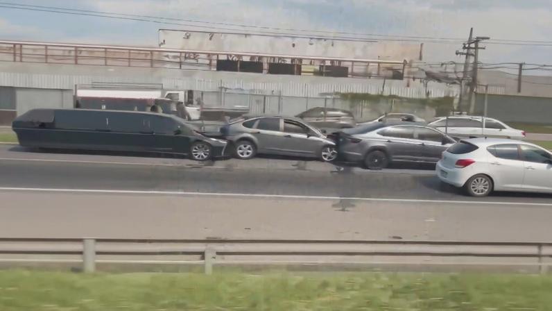 Engavetamento envolvendo 11 carros na Niterói-Manilha neste sábado (18) — Foto: Reprodução