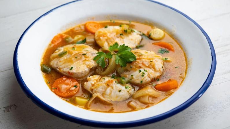 Ensopado de pescada com legumes