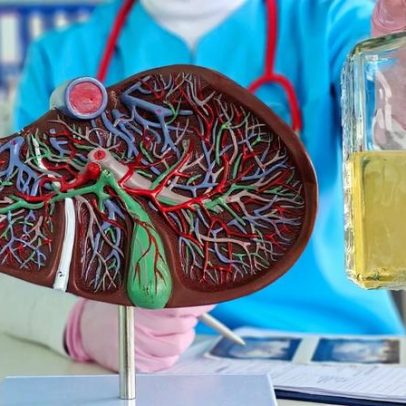 Consumo excessivo e ocasional de álcool representa risco ao fígado