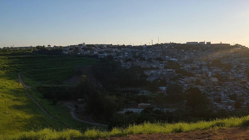 A divisa do aterro sanitário com o bairro Pindorama