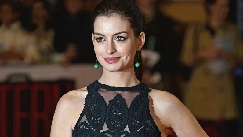 Anne Hathaway é eleita a mais bonita do ano pela revista People
