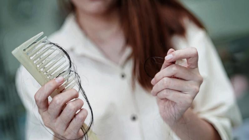 Alterações como perda excessiva de cabelo, ressecamento repentino, falta de brilho ou fios sem vida costumam ser os primeiros sinais de que algo não está bem na saúde