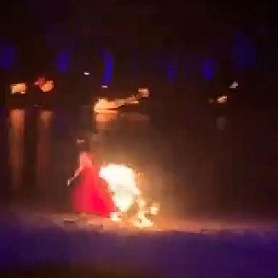 Dançarina sofre acidente com fogo durante apresentação na China