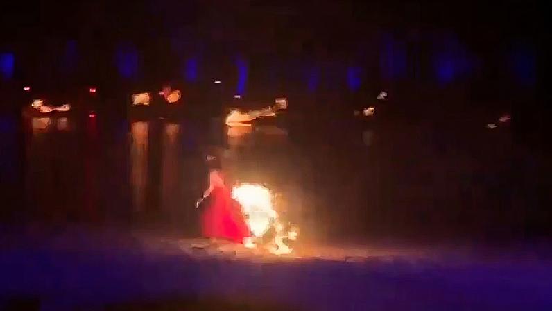 Vídeo: Dançarina pega fogo durante apresentação na China