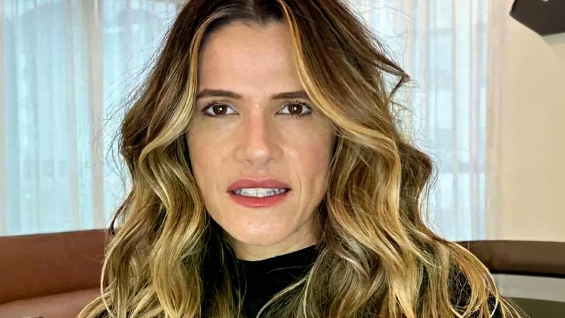 De biquíni, Ingrid Guimarães relaxa durante viagem pela Bahia