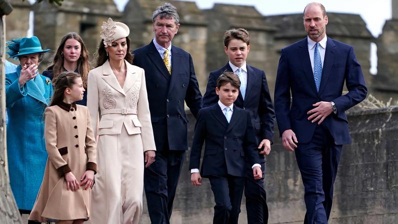 (Da esquerda para a direita) A princesa Anne, princesa real britânica, a princesa Charlotte de Gales britânica, a princesa Catherine de Gales britânica, o vice-almirante Timothy Laurence, o príncipe Louis de Gales britânico, o príncipe George de Gales britânico e o príncipe William britânico, príncipe de Gales, caminham em direção à Capela de São Jorge, em Windsor, a oeste de Londres, para participar da missa matinal de Páscoa, em 5 de abril de 2026.