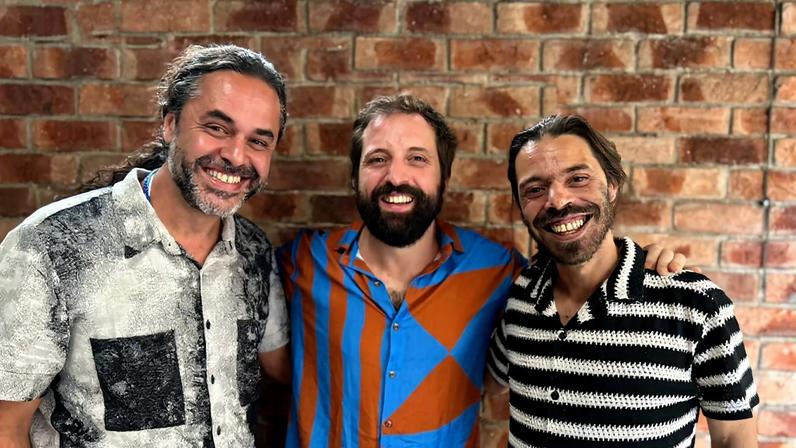 Vitor Santana, Gregório Duvivier e João Pires se encontram em estúdio de BH