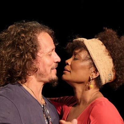 Isabel Fillardis é pedida em casamento após apresentação de peça de teatro