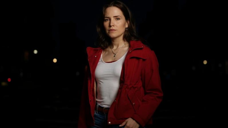 Leticia Colin interpreta Adriana, uma mulher batalhadora que vê a vida virar de ponta a cabeça