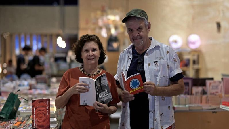 Os escritores mineiros Ronaldo Guimarães e Branca Maria de Paula apreciam a arte da concisão das palavras