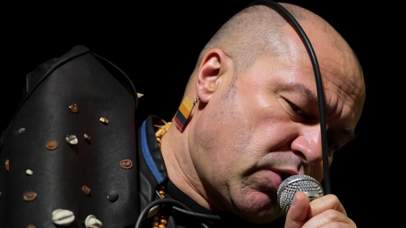 Poeta e cantor mineiro César Gilcevi mistura jazz, macumba e poesia no espetáculo “Salmos Mestiços”