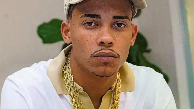 Vídeo mostra invasão de mansão e rendição de MC Poze por criminosos armados