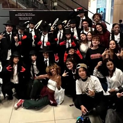 Grupo de dança faz flash mob em homenagem a Michael Jackson