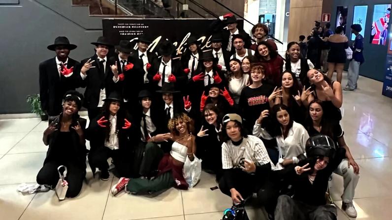 Grupo usou figurino característico do clipe "Dangerous", clássico do Rei do Pop