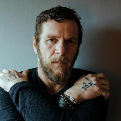 Otto faz show intimista em BH e presta homenagem a Luiz Melodia