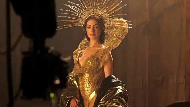 Anne Hathaway em cartaz do filme 'Mother Mary'