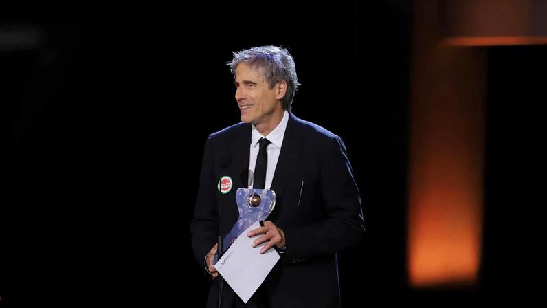 Walter Salles faz discurso de agradecimento ao receber prêmio da Federação Internacional de Imprensa Cinematográfica