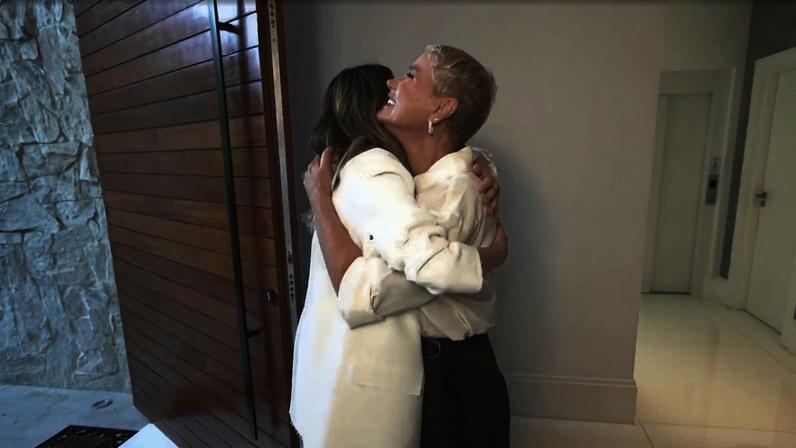 Ana Paula Renaut e Xuxa se encontram no Fantástico