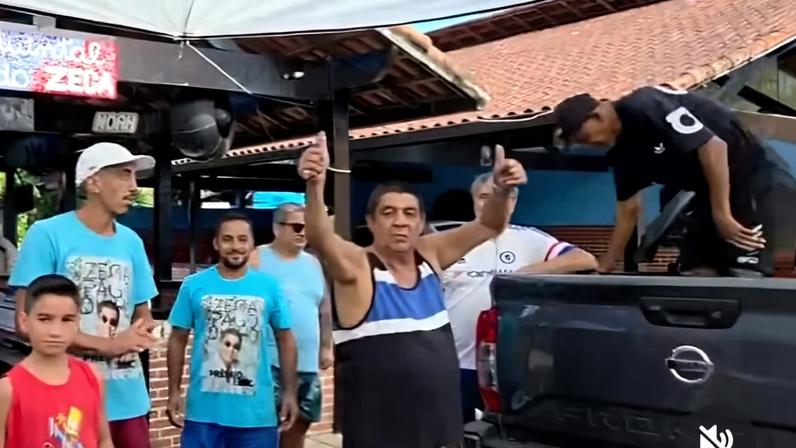 Zeca Pagodinho distribui ovos de Páscoa à comunidade de Xerém