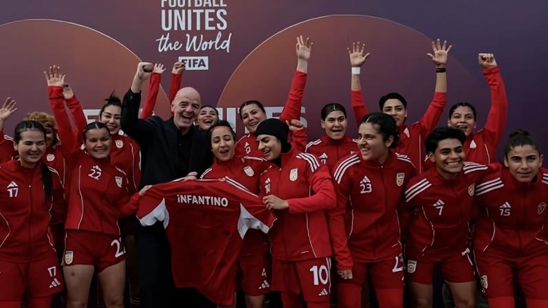 Equipe feminina de futebol do Afeganistão ao lado do presidente da Fifa, Gianni Infantino
