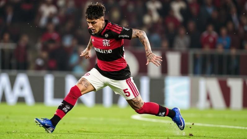 Erick Pulgar, volante do Flamengo, em jogo contra o Remo