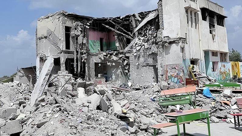 Vista dos destroços de uma escola onde muitos alunos e professores perderam a vida no primeiro dia da guerra, em Minab, Hormozgan, Irã, em 5 de março de 2026.