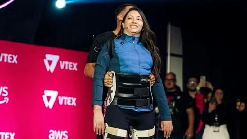 Lais Souza ficou de pé em público pela primeira vez desde o grave acidente que sofreu em 2014