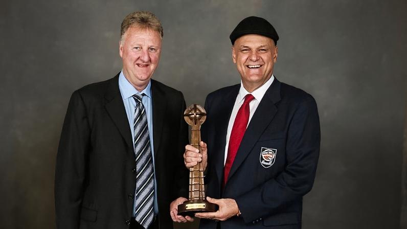 Oscar Schmidt ao lado de Larry Bird na cerimônia do Hall da Fama dos Estados Unidos