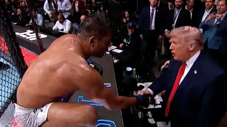 Mineiro Paulo Borrachinha é cumprimentado por Donald Trump, na beira do octógono, após vitória no UFC