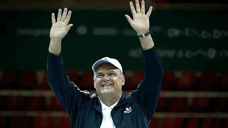 Oscar Schmidt durante a partida da NBA no Brasil entre Chicago Bulls e Washington Wizards, na Arena HSBC, no Rio de Janeiro - 12/10/2013 (Alexandre Loureiro/Getty Images)