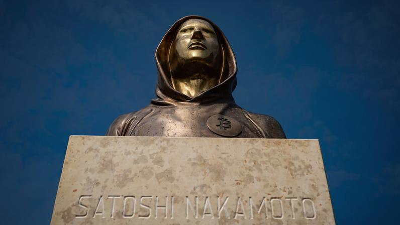 Estátua em homenagem a Satoshi Nakamoto localizada em Budapeste, na Hungria (Foto: Shutterstock)