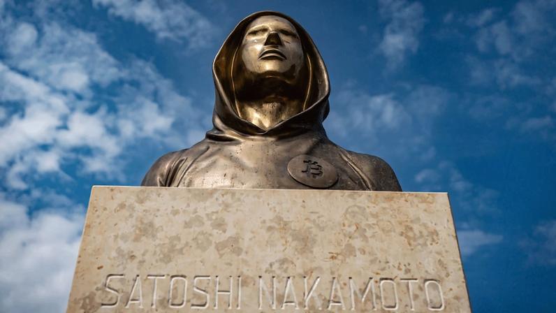 Estátua em homenagem a Satoshi Nakamoto localizada em Budapeste, na Hungria (Foto: Shutterstock)