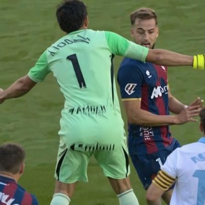 Goleiro do Zaragoza é suspenso por 13 jogos após soco em adversário